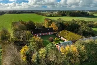 Landejendom på Tronsmarkvej 1, 9881 Bindslev