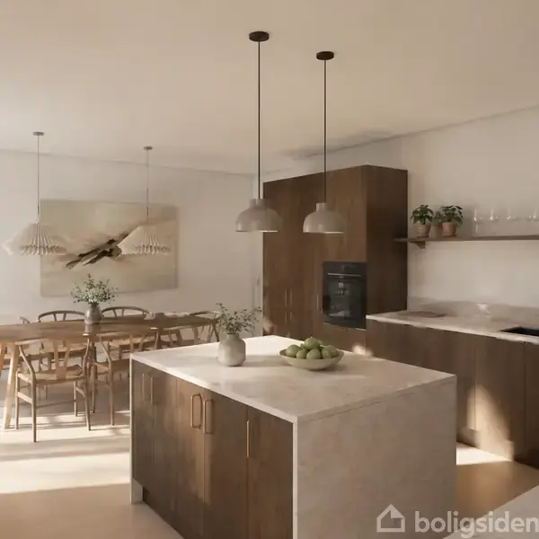 Et moderne køkken med en central ø af træ og lys bordplade. Der hænger tre lamper over øen. I baggrunden ses et spisebord med seks stole nær et vindue.