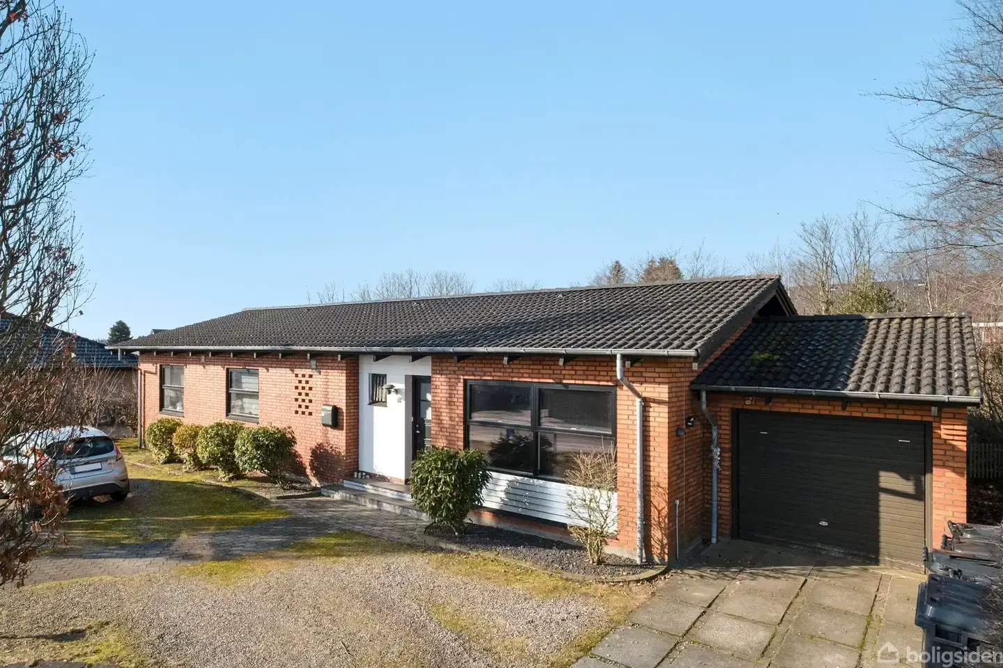 Rummeligt hus med 7 værelser og stor grund