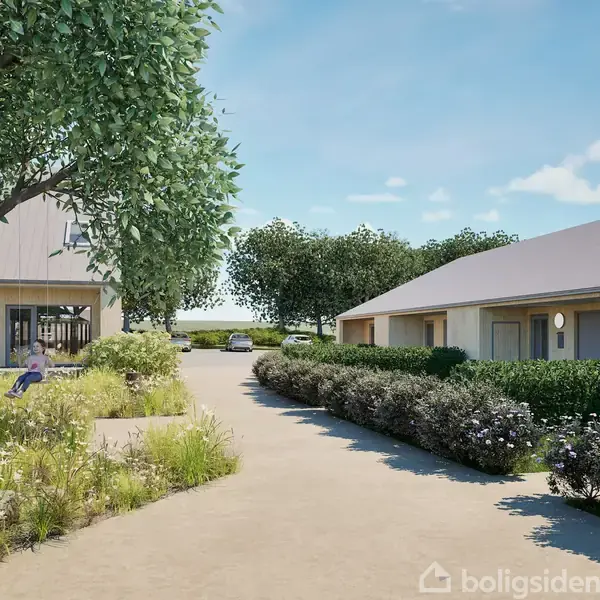 En moderne boligkompleks med flade tage omgivet af grønne buske og træer. Personer går langs en sti i et solrigt, roligt nabolag med parkerede biler i baggrunden.