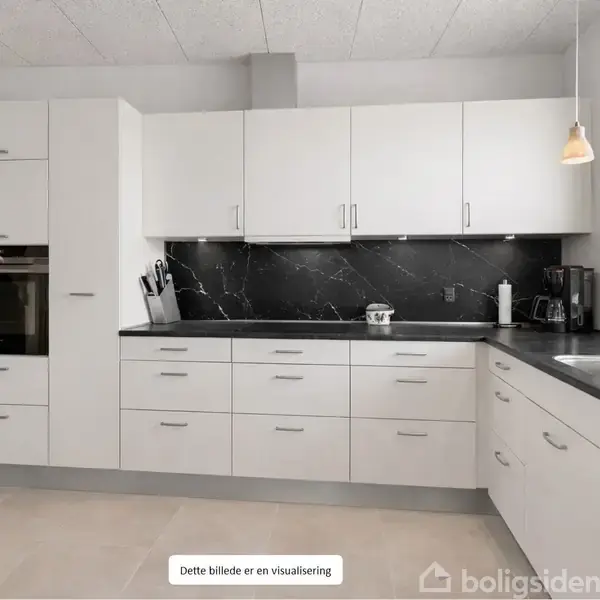 Et moderne køkken med hvide skabe og sort marmoreret bagvæg; apparater inkluderer en ovn, kaffemaskine og knivblok; store vinduer lyser rummet op. Tekst: "Dette billede er en visualisering".