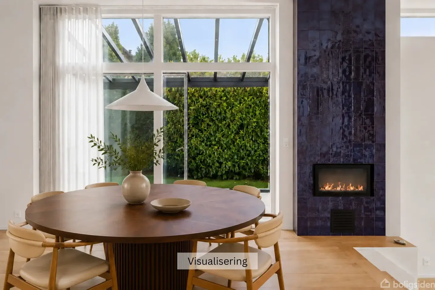 Arkitekttegnet villa med lyst, åben stueplan og ugeneret have tæt på Øresund