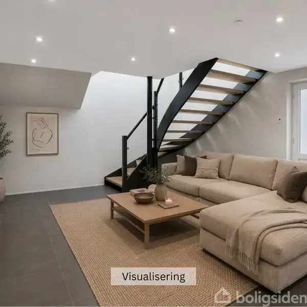 Stue med beige sofa, sofabord og tæppe. Trappen fører opad langs væggen. Vægbillede og plante ved siden af TV'et. Skilt med teksten "Visualisering".