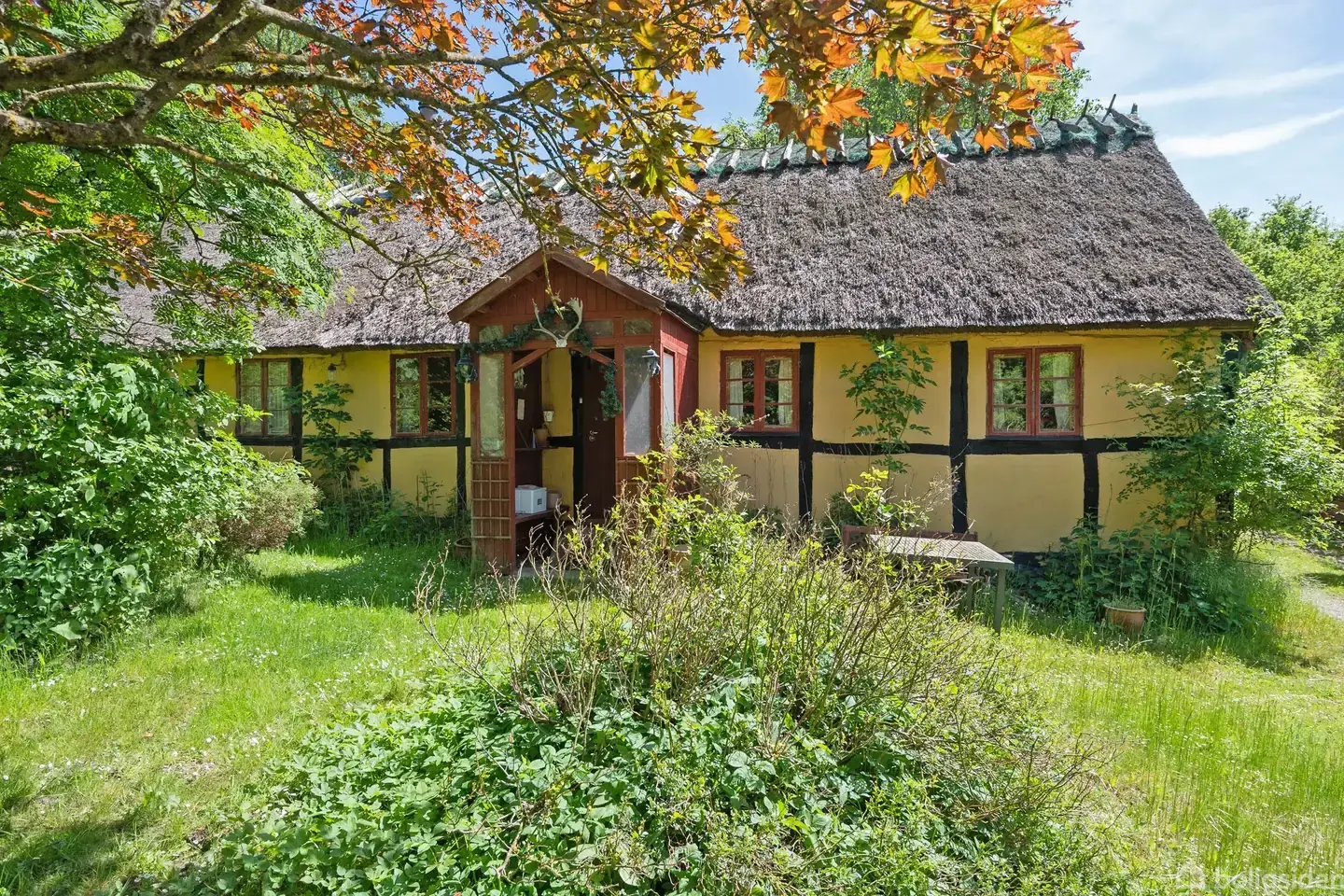 Charmerende bindingsværk med stråtag og stor naturgrund midt i Sydsjællands skovidyl