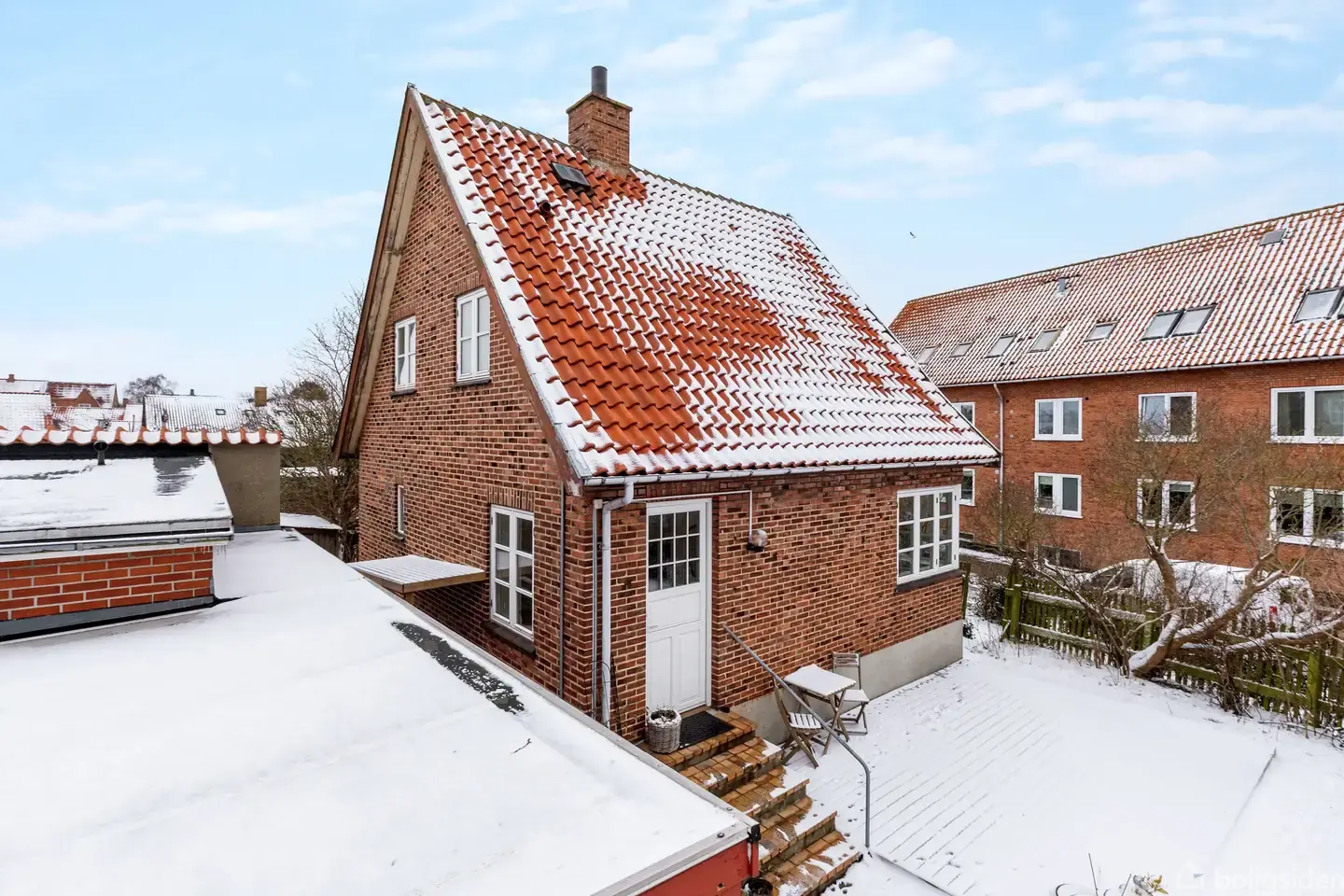 Fritliggende villa med stor, vestvendt have