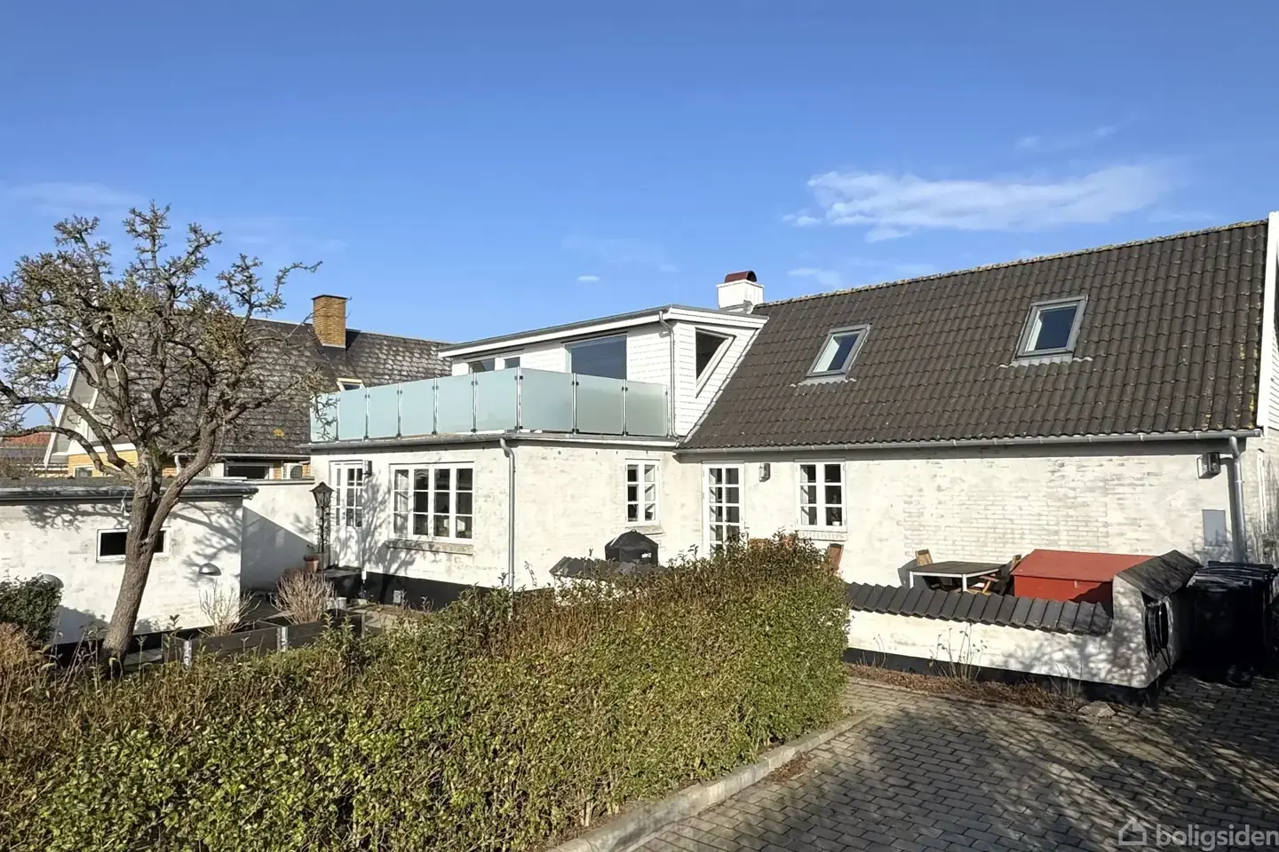 Flot og indflytningsklar villa med skøn tagterrasse, udsigt til vandet og uden bopælspligt