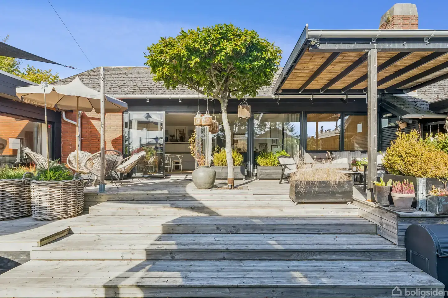 Charmerende villa med fantastisk terrassemiljø og attraktiv beliggenhed