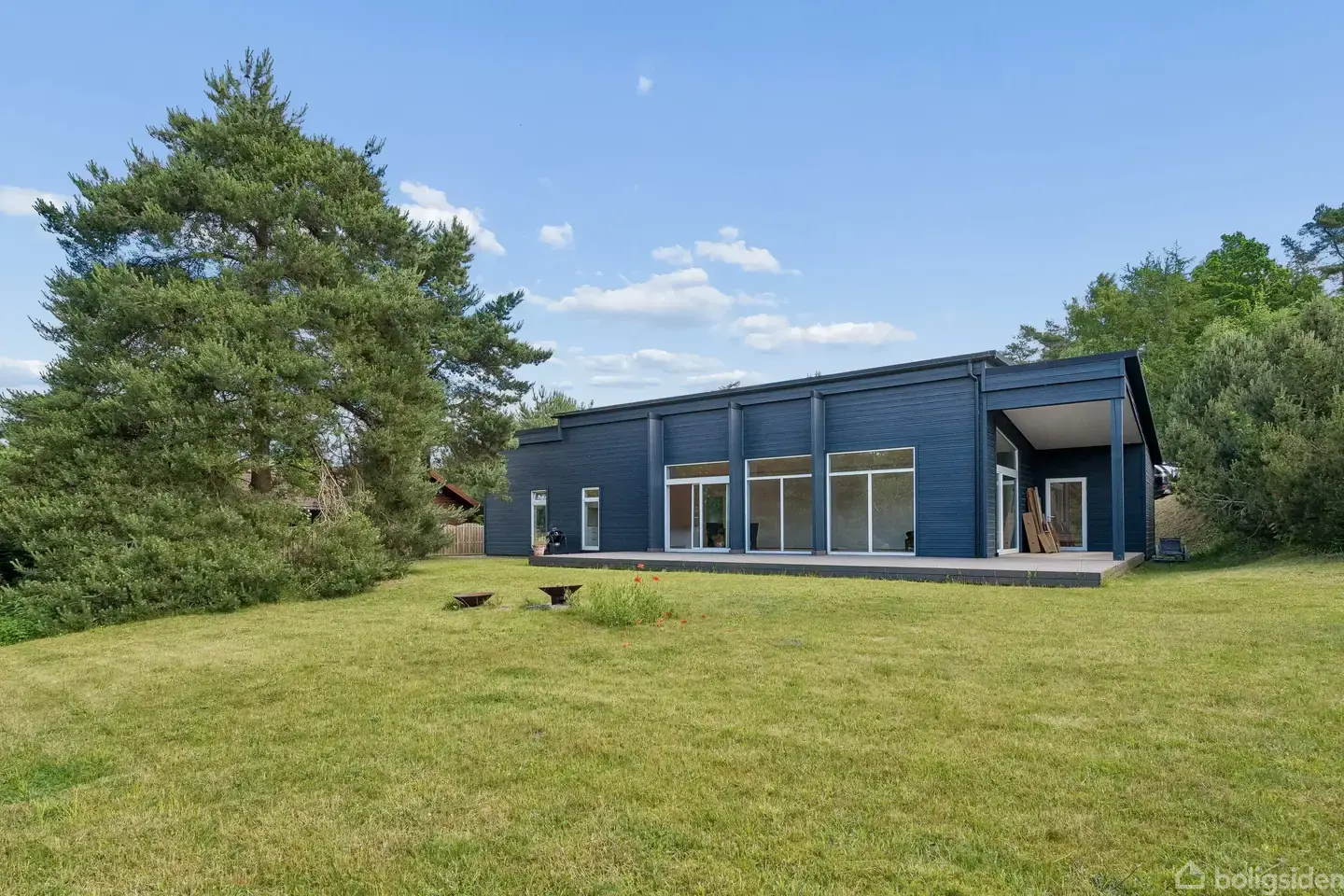 Stor og stilfuld villa velbeliggende i skovrigt område