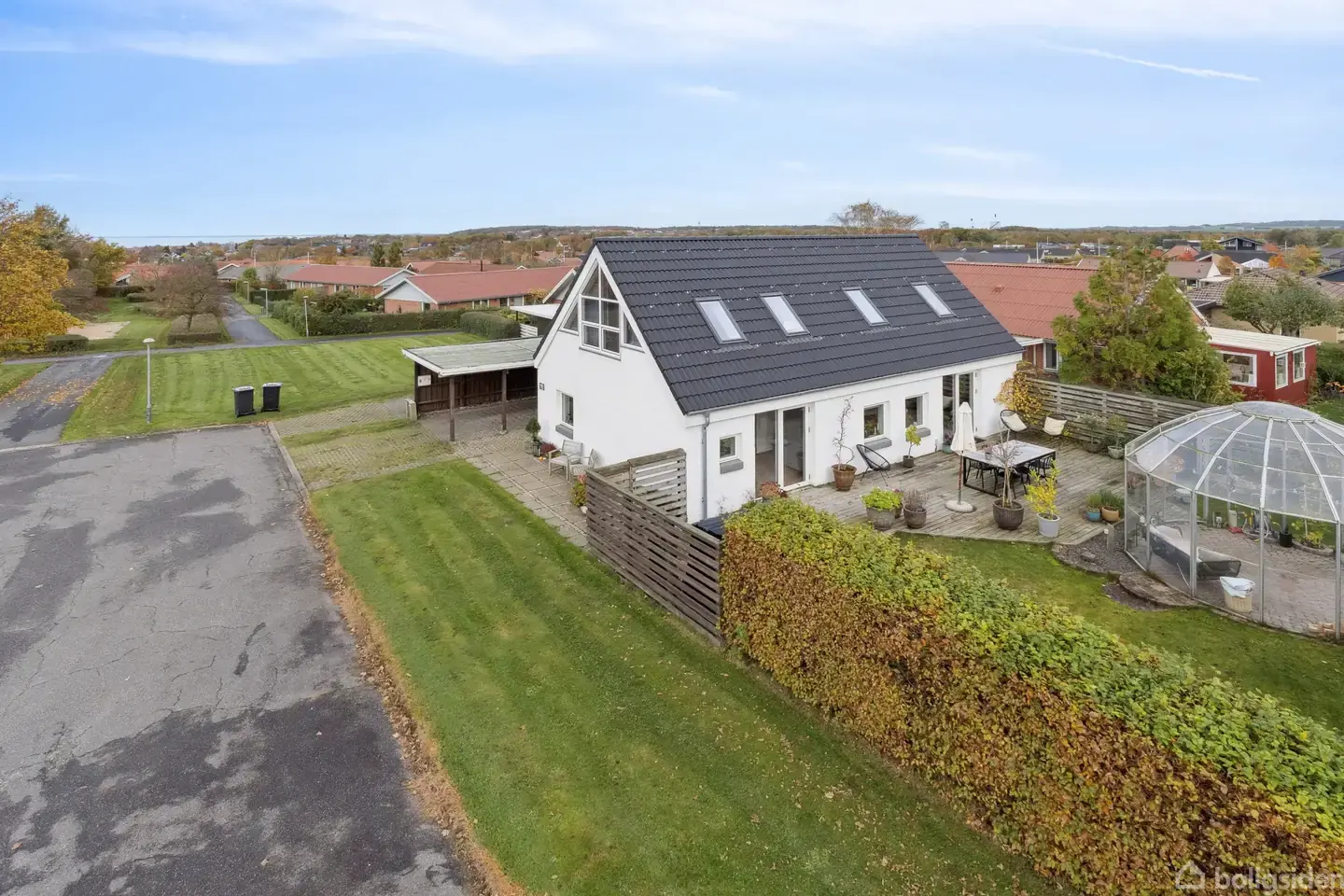 Flot moderniseret familie-villa med nyt tag, fire værelser og attraktiv beliggenhed på Solbakken