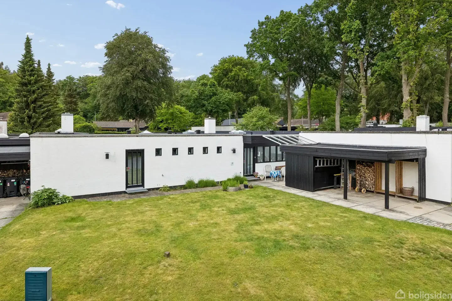 Arkitekttegnet Friis & Moltke-villa med fantastisk gårdhave