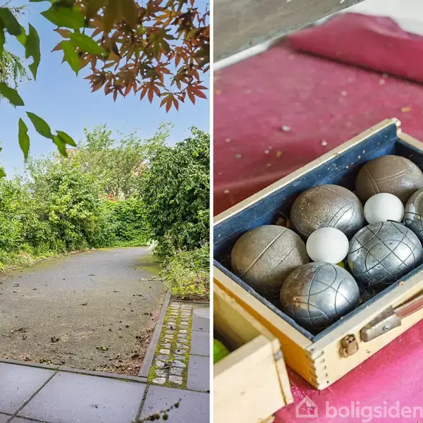 En brolagt sti omgivet af frodig vegetation. Til højre en åben trækasse med metal kugler og en lille hvid kugle, der ligger på et bord med en rød dug.