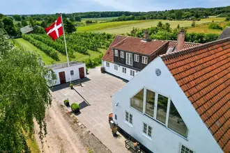 Landejendom på Kirkeskovvej 2, Kirkeskoven, 4330 Hvalsø