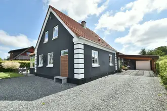 Villa på Hovedgaden 13, Grønbjerg, 7323 Give