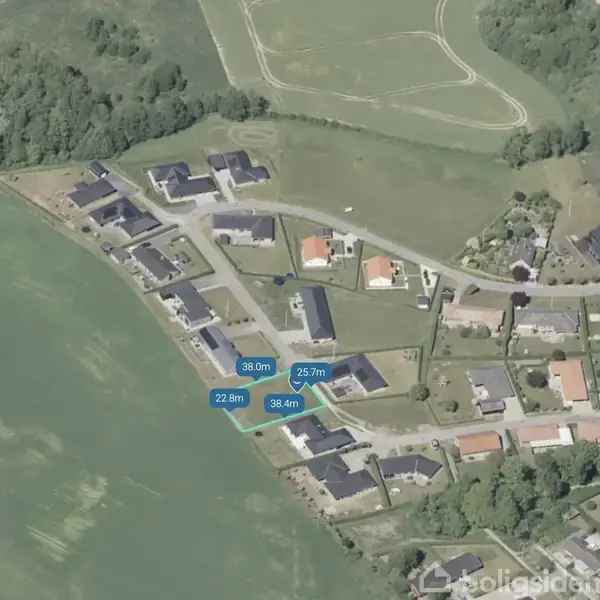 Satellitbillede viser en række huse i en landlig bebyggelse med omkringliggende marker og skove. Digitale målinger indikerer specifikke afstande mellem husene, fra 22,8 m til 38,4 m.