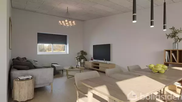 Stue med gråt sofaarrangement og sofabord, fladskærms-TV på skænk. Spisebord med frugtskål i forgrunden. Store vinduer med udsigt til natur. Loftlamper hænger fra loftet.