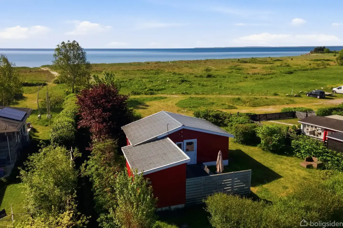 Unikt sommerhus i første række til vandet