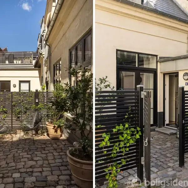 To gårdhaver med sort hegn og brosten, omgivet af huse. De indeholder plantekrukker og fletstole. Døren i højre billede har husnummeret 8A.