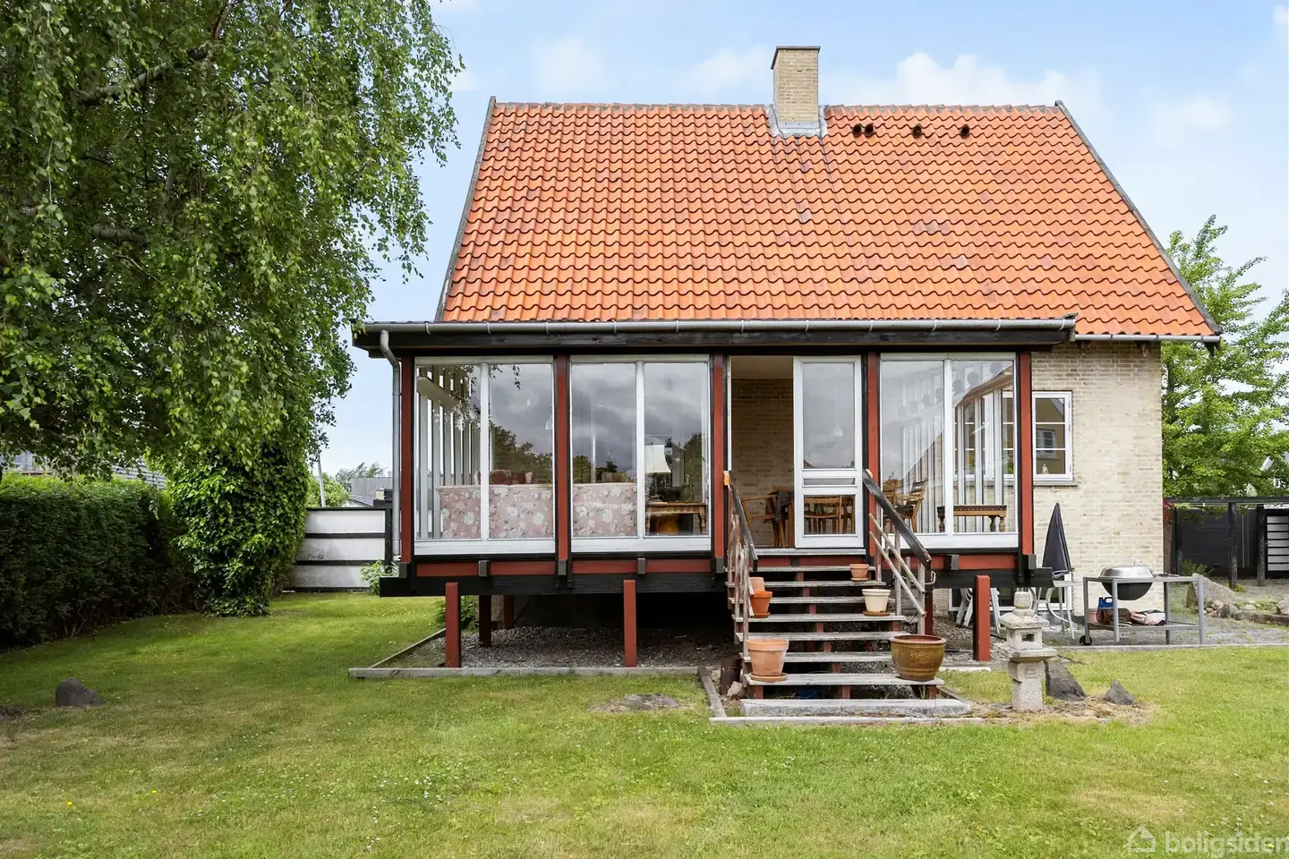 Gennemgribende moderniseret gedigen 1½ plans gulstensvilla med rødt tegltag. - View 3
