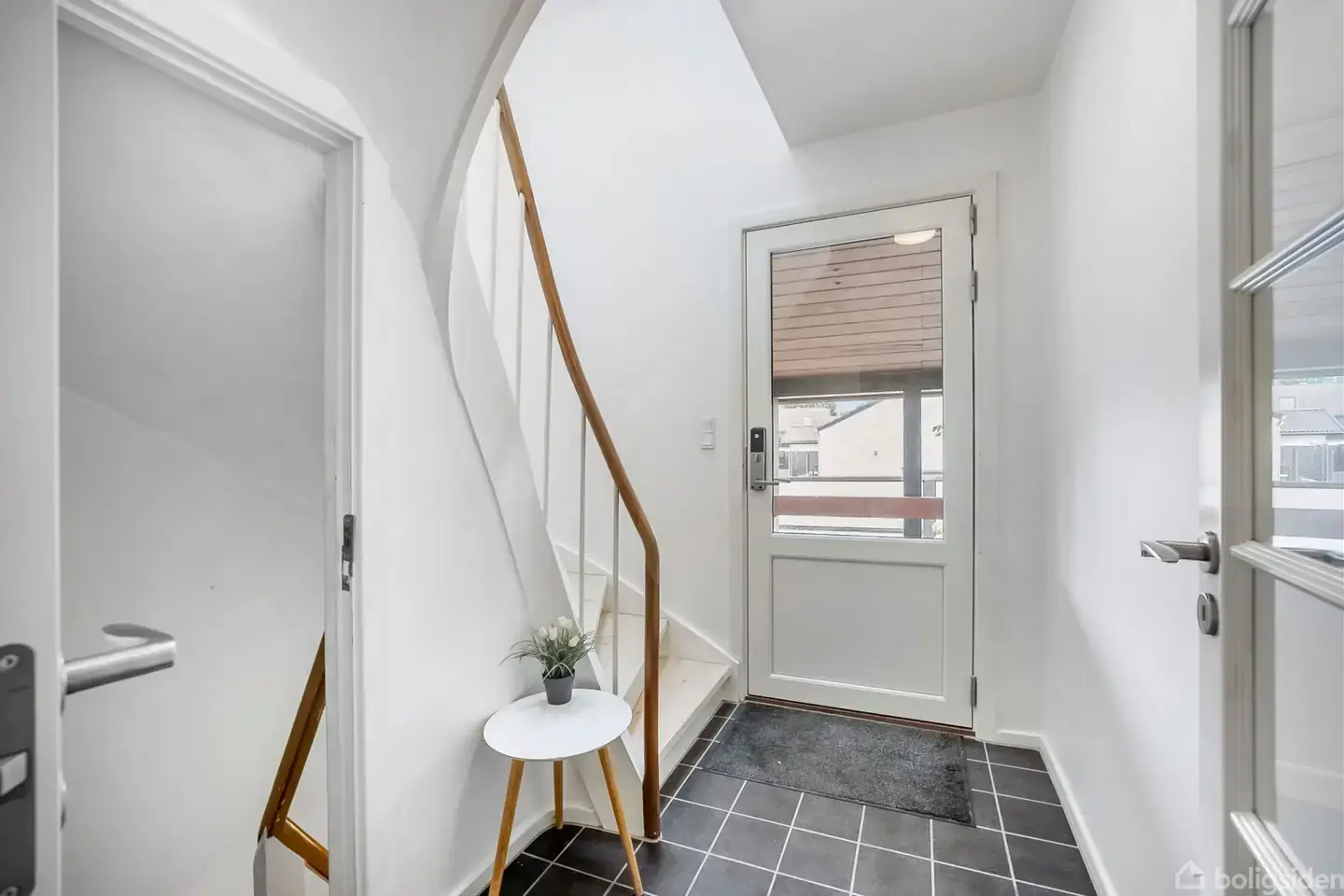 Gennemgribende moderniseret gedigen 1½ plans gulstensvilla med rødt tegltag. - View 4