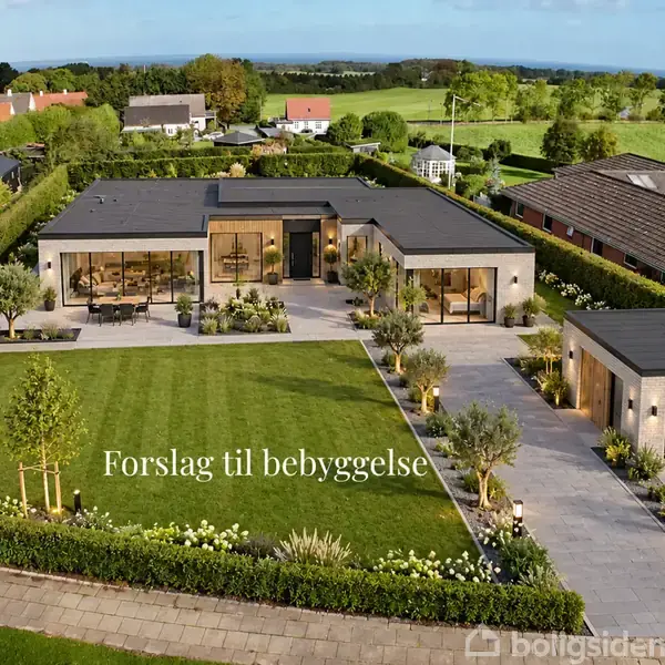 Moderne villa med fladt tag ligger centralt i en velplejet have med indkørsel. Tekst: "Forslag til bebyggelse". Omgivet af grønne marker og nabohuse i baggrunden.