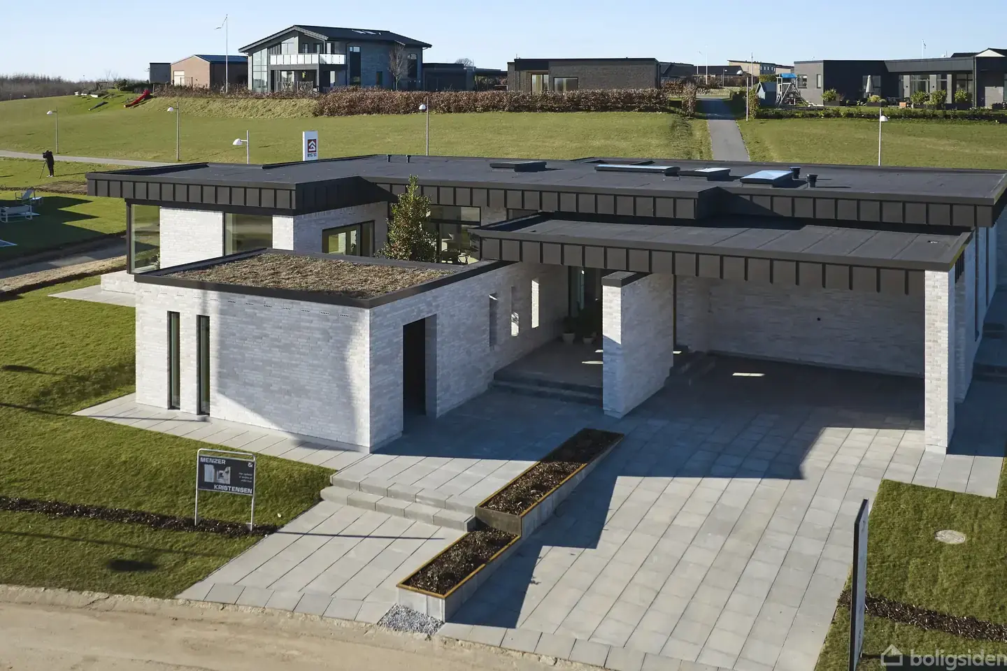 Arkitekttegnet funkisvilla med eksklusivt gårdhavemiljø og kompromisløse materialevalg