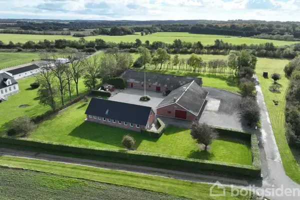 Landejendom på Løgtvedvej 9, 9352 Dybvad