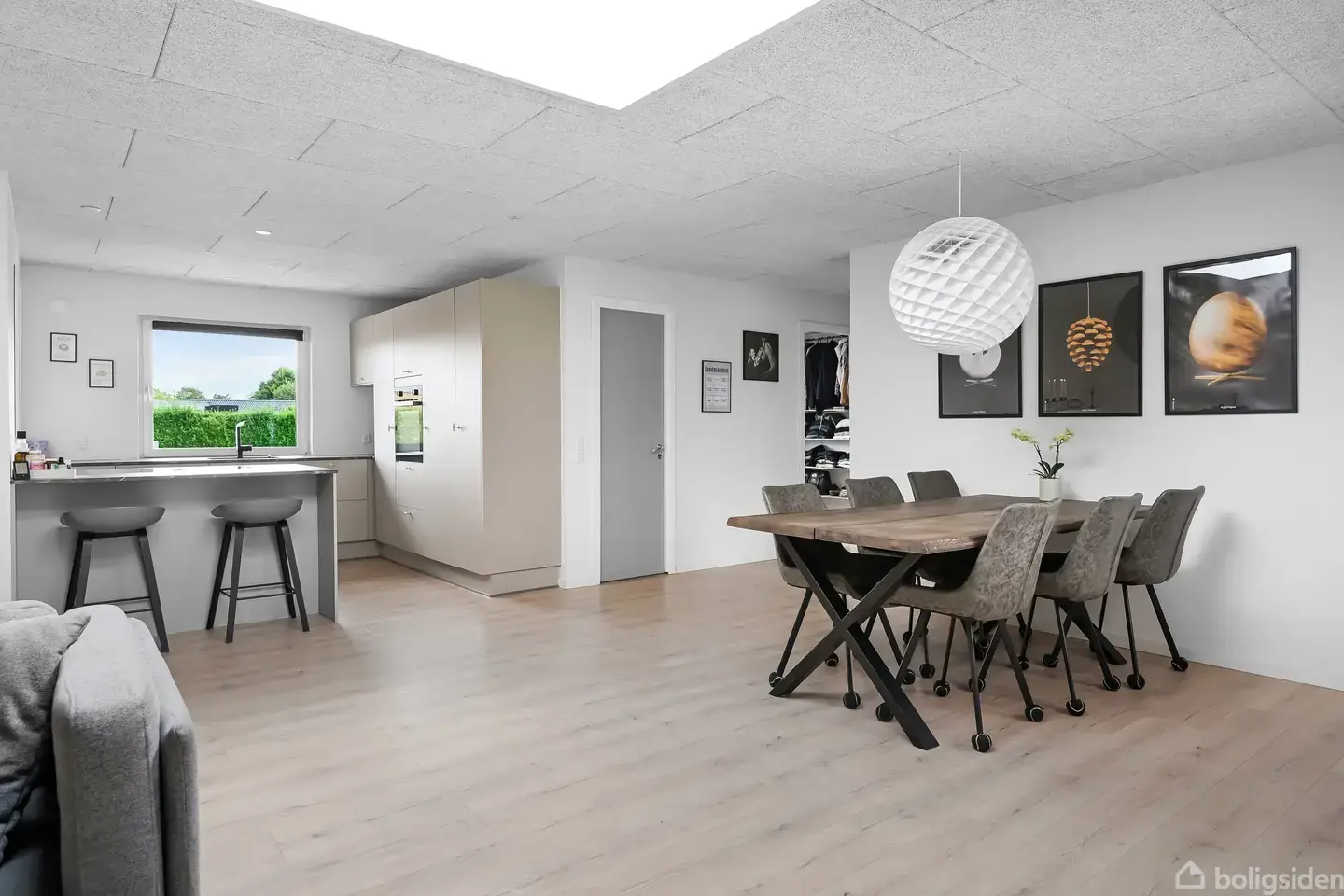 1-plans villa med skøn plantegning og solvendt have