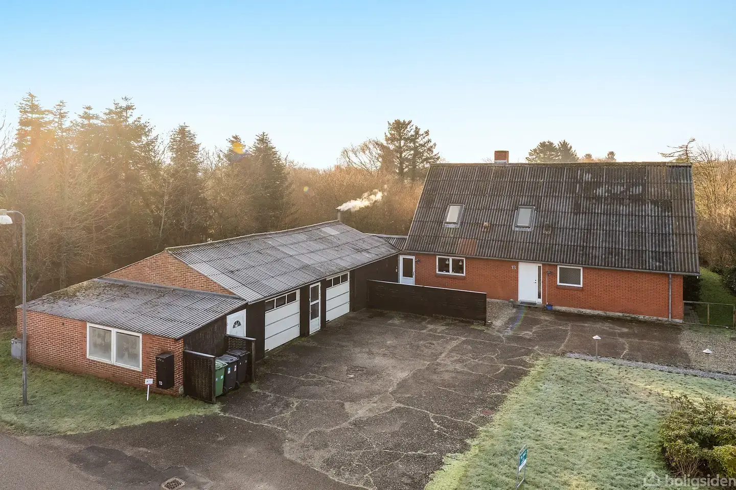 Rummelig villa med garage i naturskønne Husby