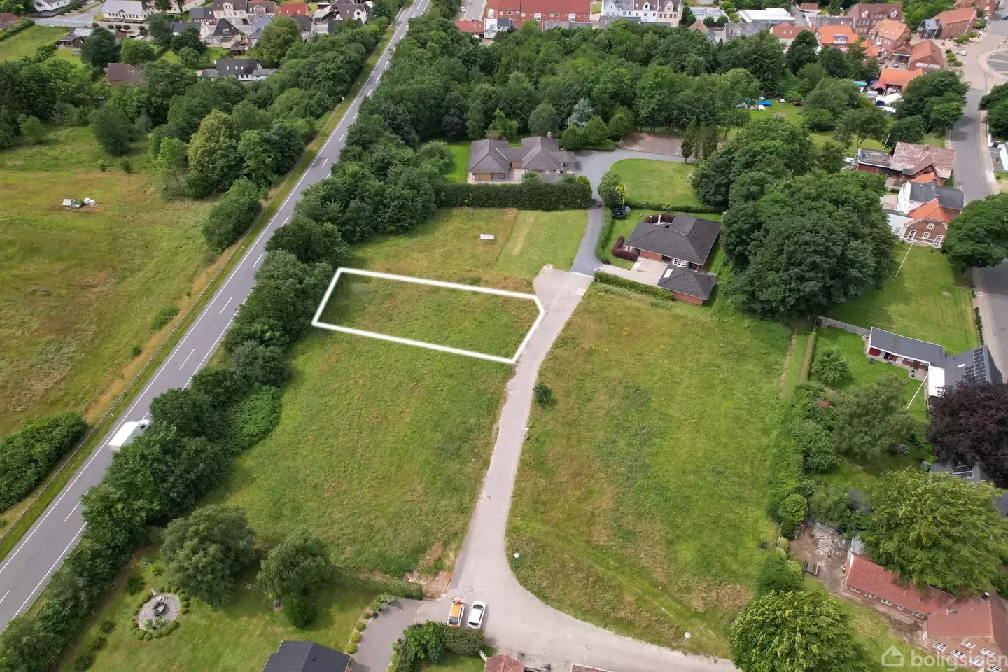 Land, 1079 m²