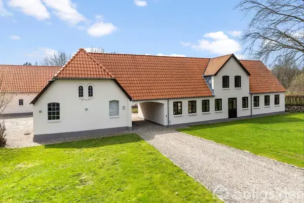 Charmerende landejendom med historie & sjæl, men i moderne boligrammer