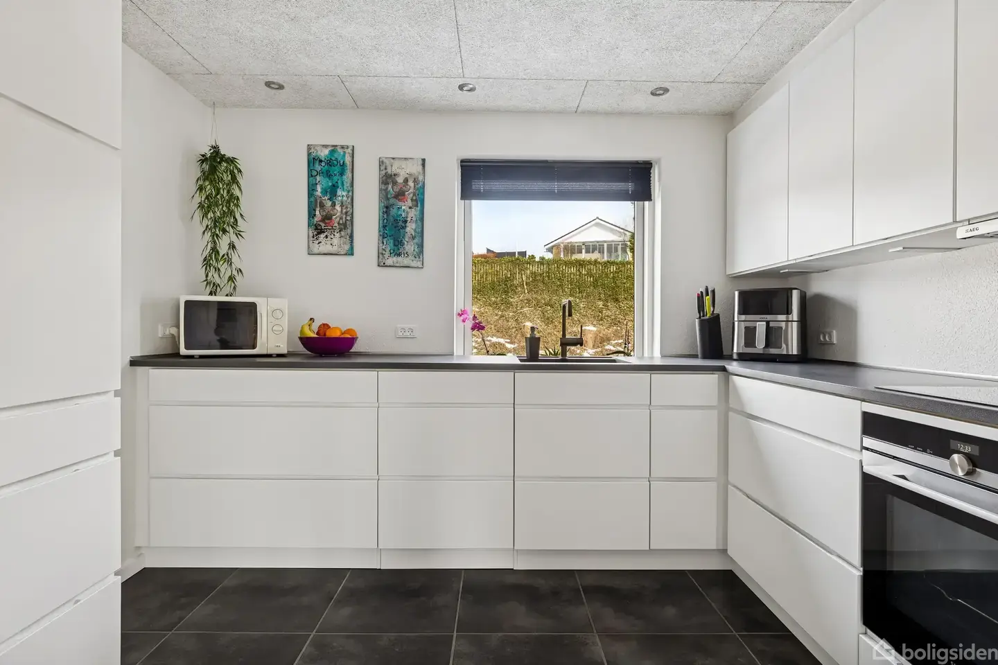 Lys og indflytningsklar lejlighed med smuk udsigt over sø og grønne arealer