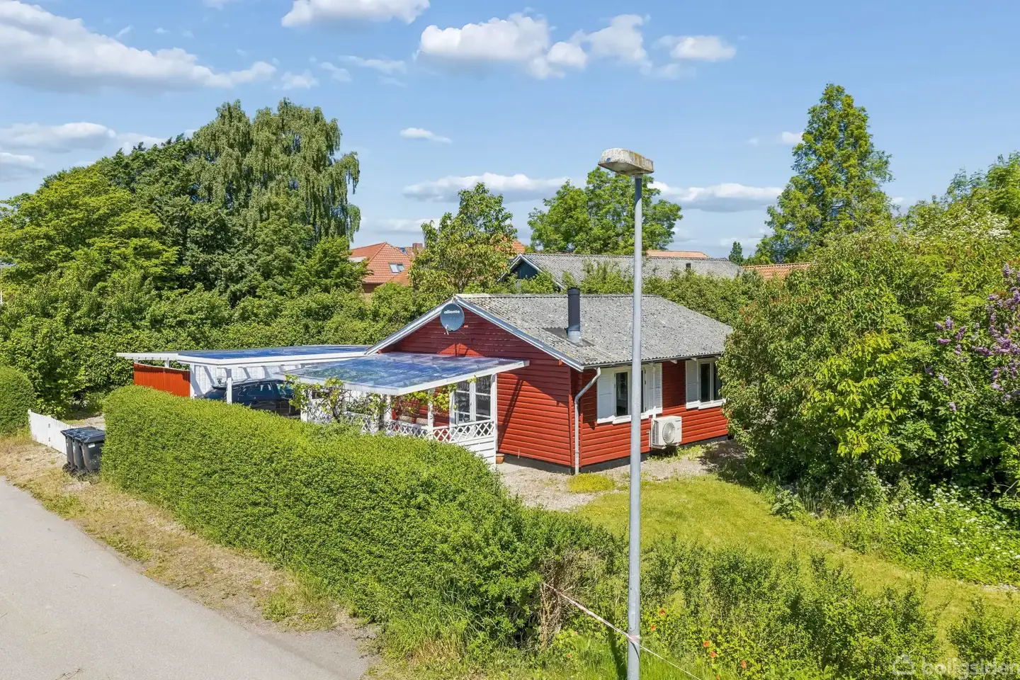 VELINDRETTET VILLA I ROLIGE OMGIVELSER[Tekst]