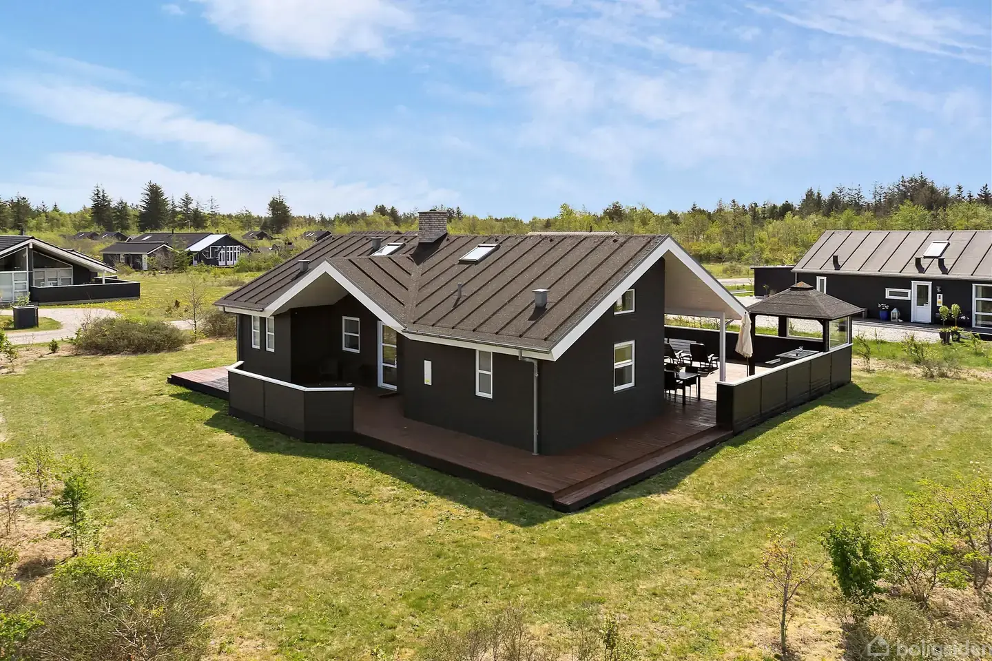 FANTASTISK FRITIDSHUS MED PRAGTFULD BELIGGENHED I ENESTÅENDE NATUROMRÅDE