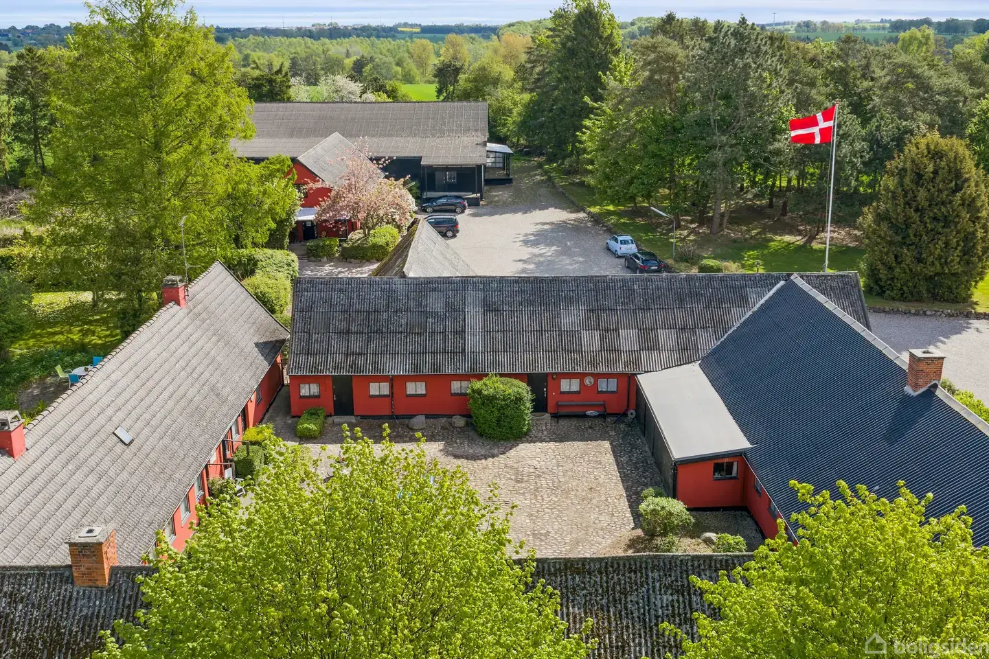 Et landsted i særklasse – Historisk firlænget gård med egen jord, natur og ubegrænsede muligheder