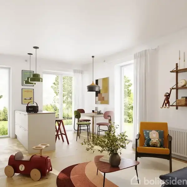 Stue-legerum med trælegetøjsbil på gulvet. Moderne møbler, hylde med pynt, og køkkenø. Store vinduer med udsigt til have. Over bordene hænger flere lamper.