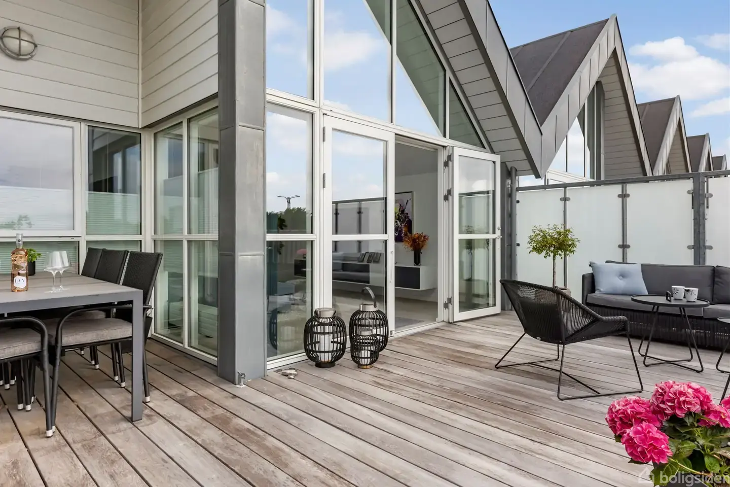 Skøn lys lejlighed i Dragør med elevator, egen P-plads og stor, privat tagterrasse!