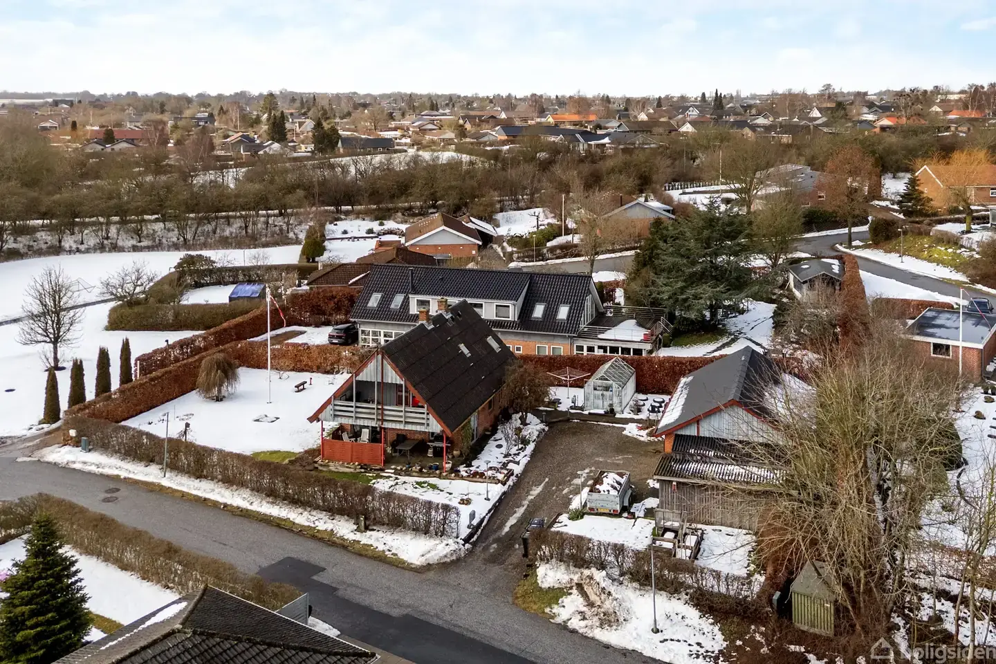 MULIGHEDSRIG EJENDOM MED GARAGE/LADE PÅ 74 M2 - LUKKET VÆNGE