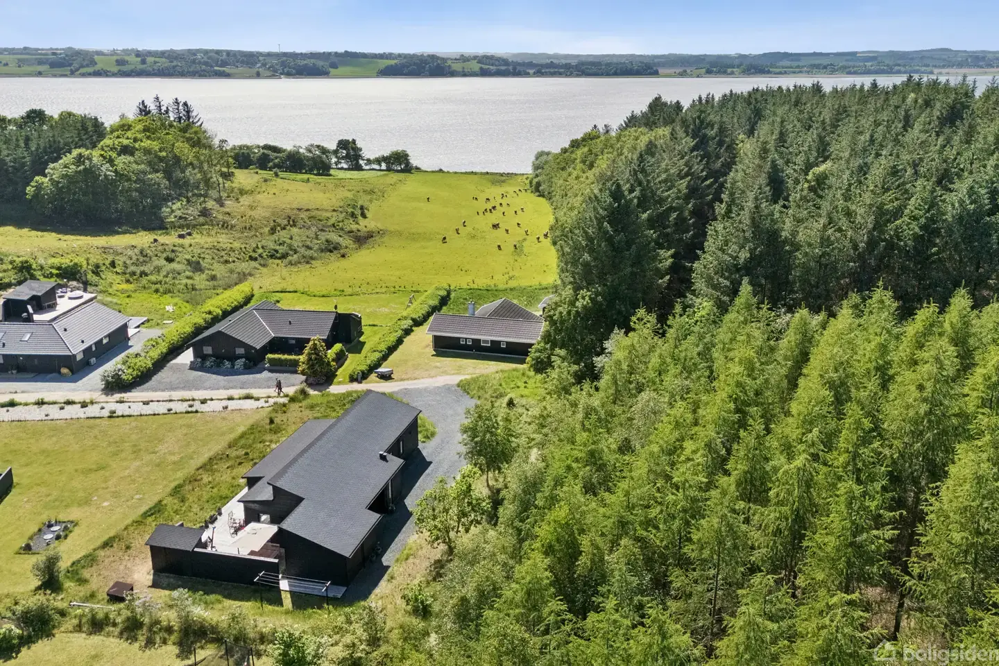 ARKITEKTTEGNET FRITIDSHUS VED HJARBÆK FJORD
