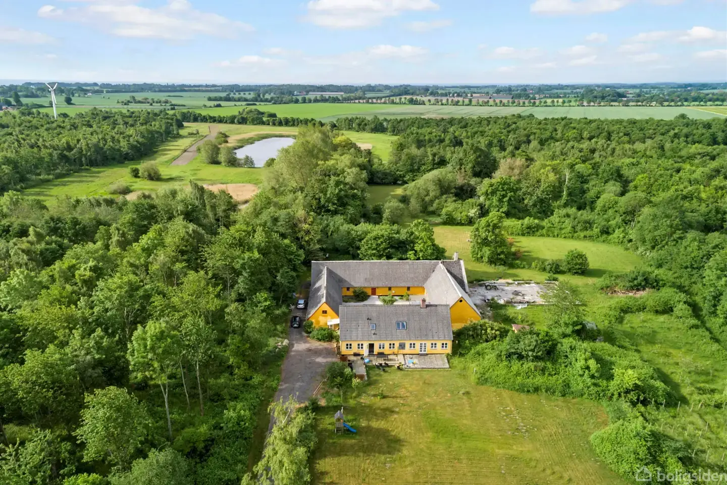 4-længet gård med egen sø, indflytningsklart, 2.1 ha grund, magisk indkørsel.