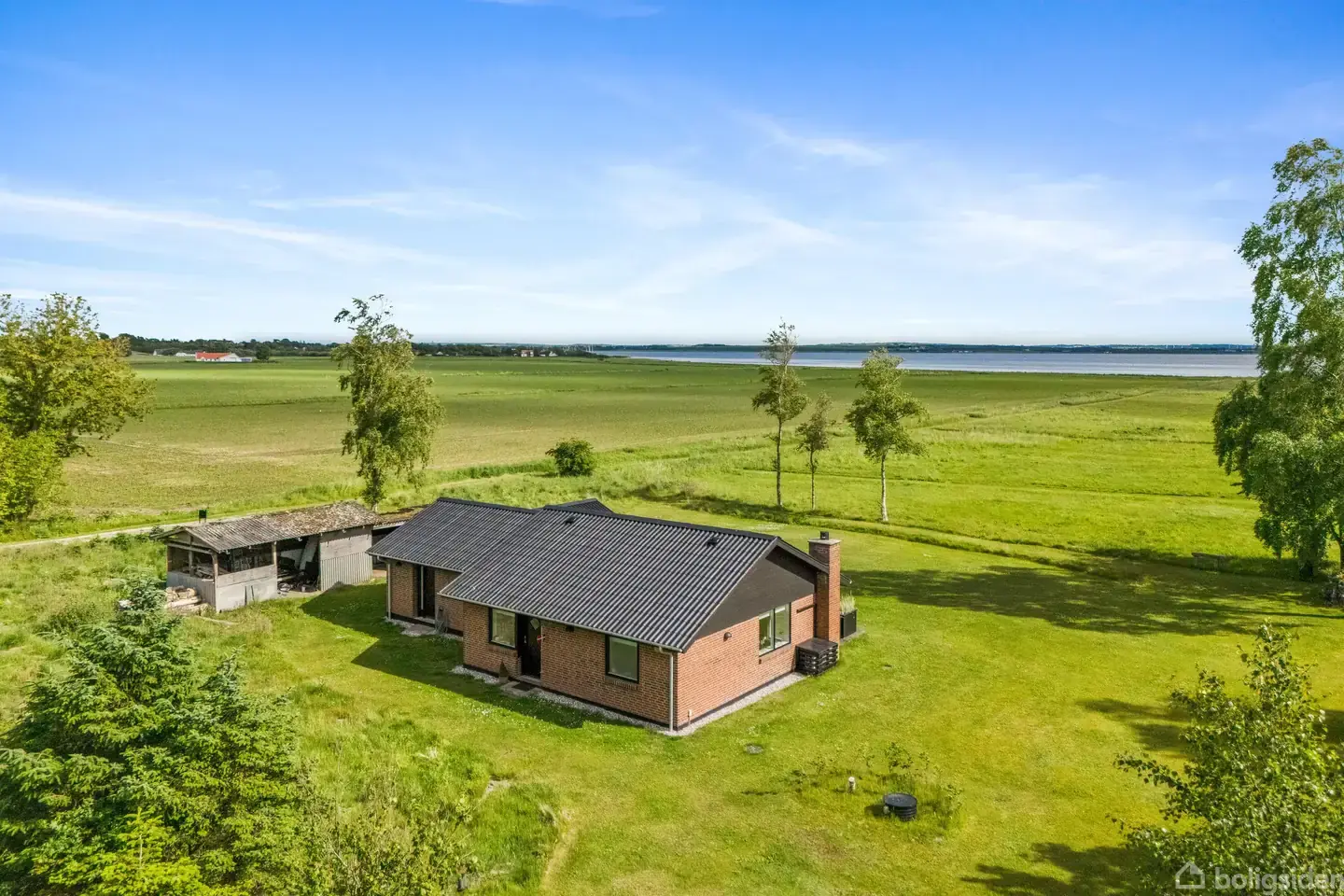Gennemrenoveret sommerhus med unik beliggenhed og udsigt til fjorden