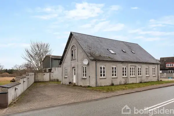 Bolig med god plads og store udbygninger i Brændekilde