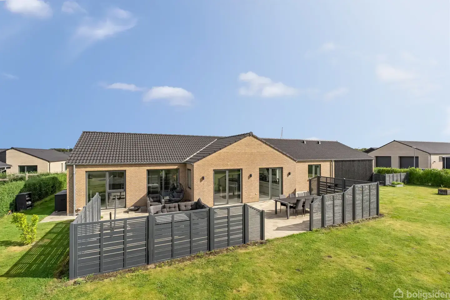 Skøn villa fra 2017 med integreret carport og udhus/værksted