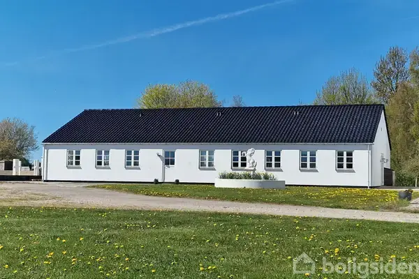 Idyllisk hesteejendom med sjæl. 2 boliger med plads og uendelige muligheder – Roskilde