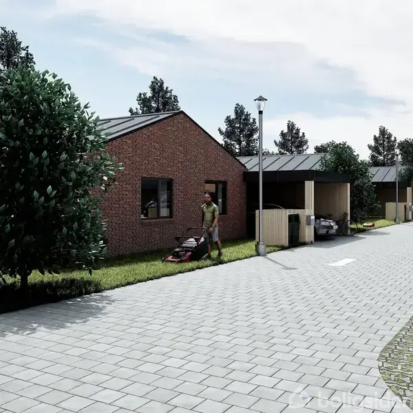 Rækkehus i mursten, person slår græsplæne med plæneklipper; omgivet af flere huse langs en brolagt vej med parkeret rød bil.