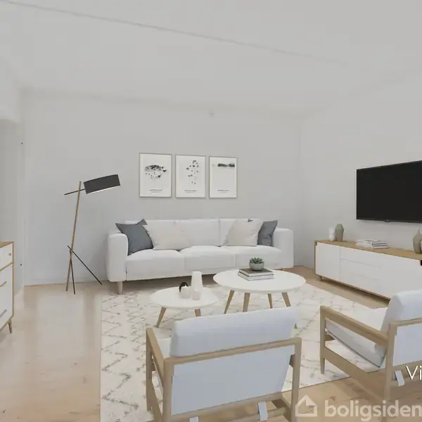 En stue med sofa og to stole står på et lyst tæppe. Inkluderer et tv, gulvlampe og skænk i en hvidmalet, minimalistisk indretning. Tekst: "Visualisering".