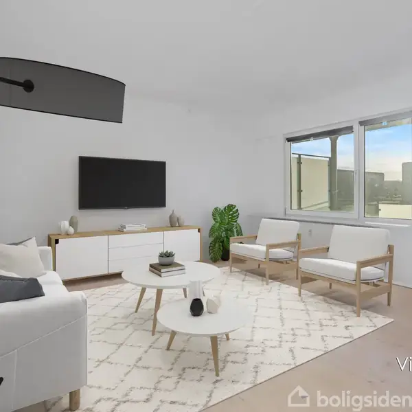 En stue med en hvid sofa og to stole omkring et rundt sofabord. Store vinduer giver naturligt lys. Tekst: "Visualisering".