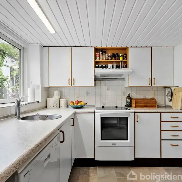 Et lyst køkken viser en vask og bordplade med udsigt til en have. Der er hvide skabe, en komfur, og en emhætte. Køleskab til højre. Skabe indeholder krydderier.