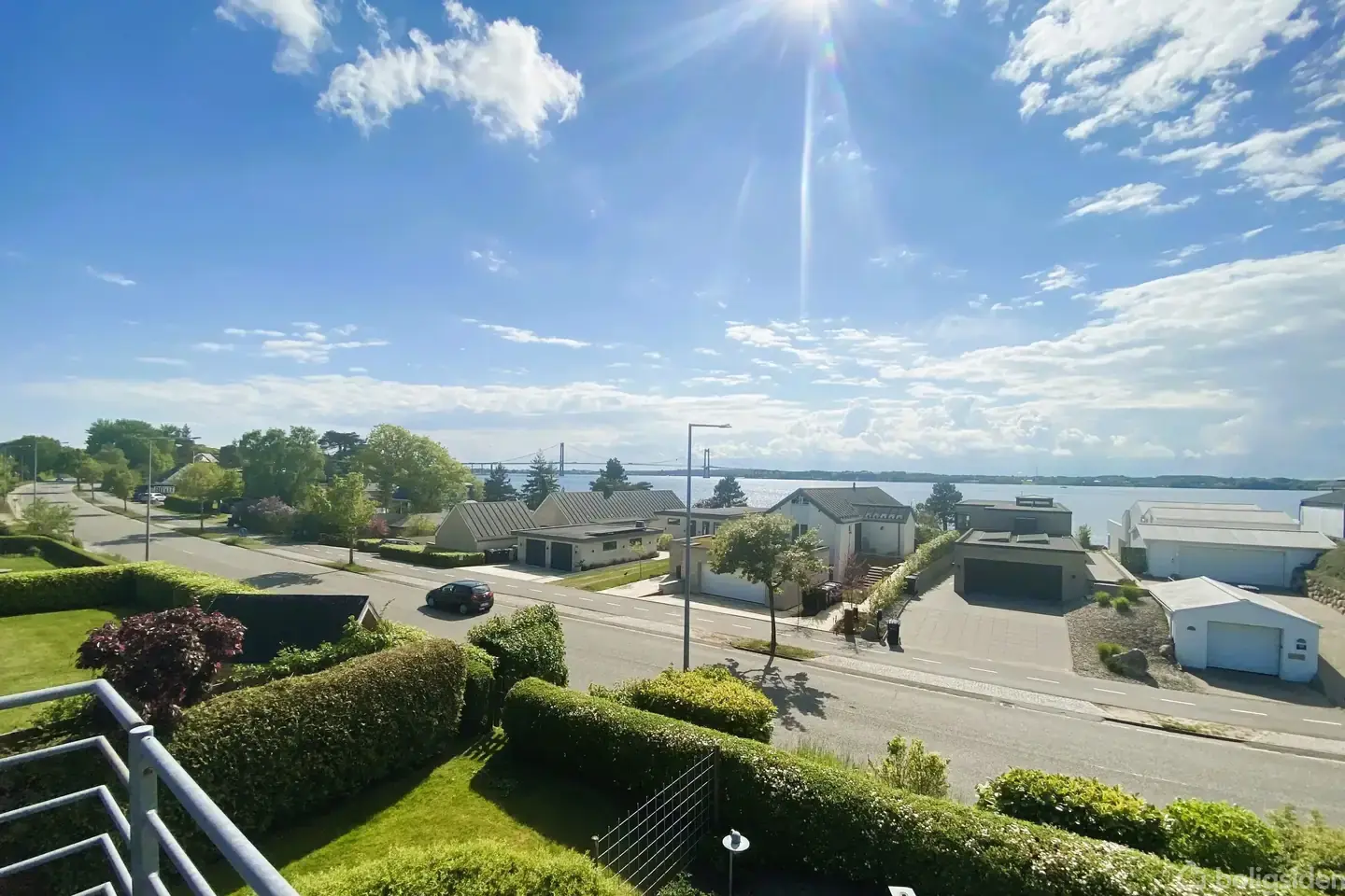 Flot velholdt og moderniseret villa med skøn udsigt over Lillebælt