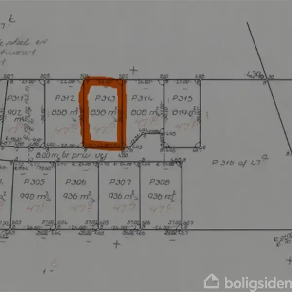 Kort med opdelte grunde, hvoraf den ene er markeret med orange. Området P313 viser 936 m². Naboarealer er også oplyst med mål og afgrænset med linjer. Tekst: "Dette plot er nummereret forkert."