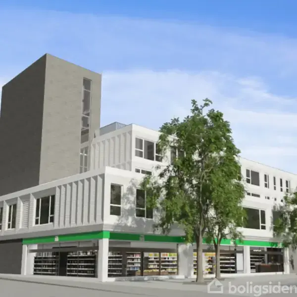 En moderne fler-etagers bygning med store vinduer og en grå facade står foran træer ved en vej. Kontekst: bymiljø med blå himmel.